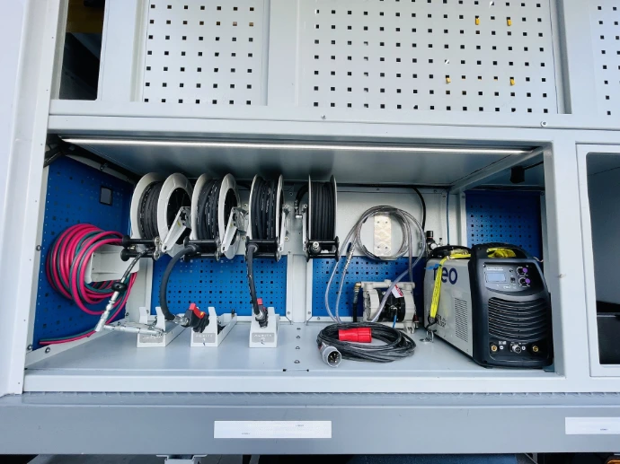 Equipamiento maquinas sobre camion