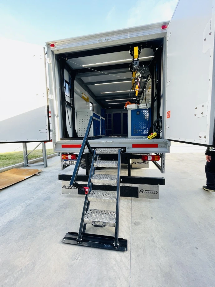 Equipamiento maquinas sobre camion