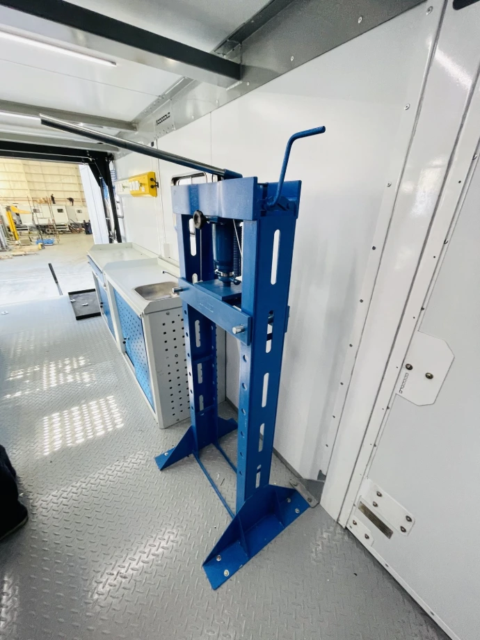 Equipamiento maquinas sobre camion