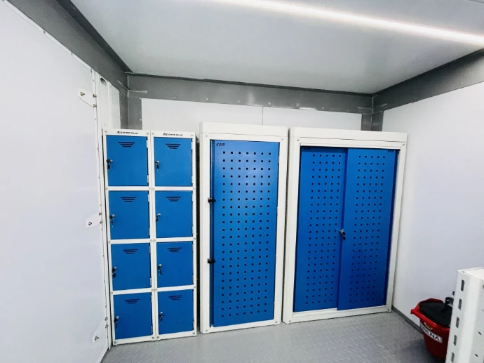 Equipamiento mobiliario sobre camion